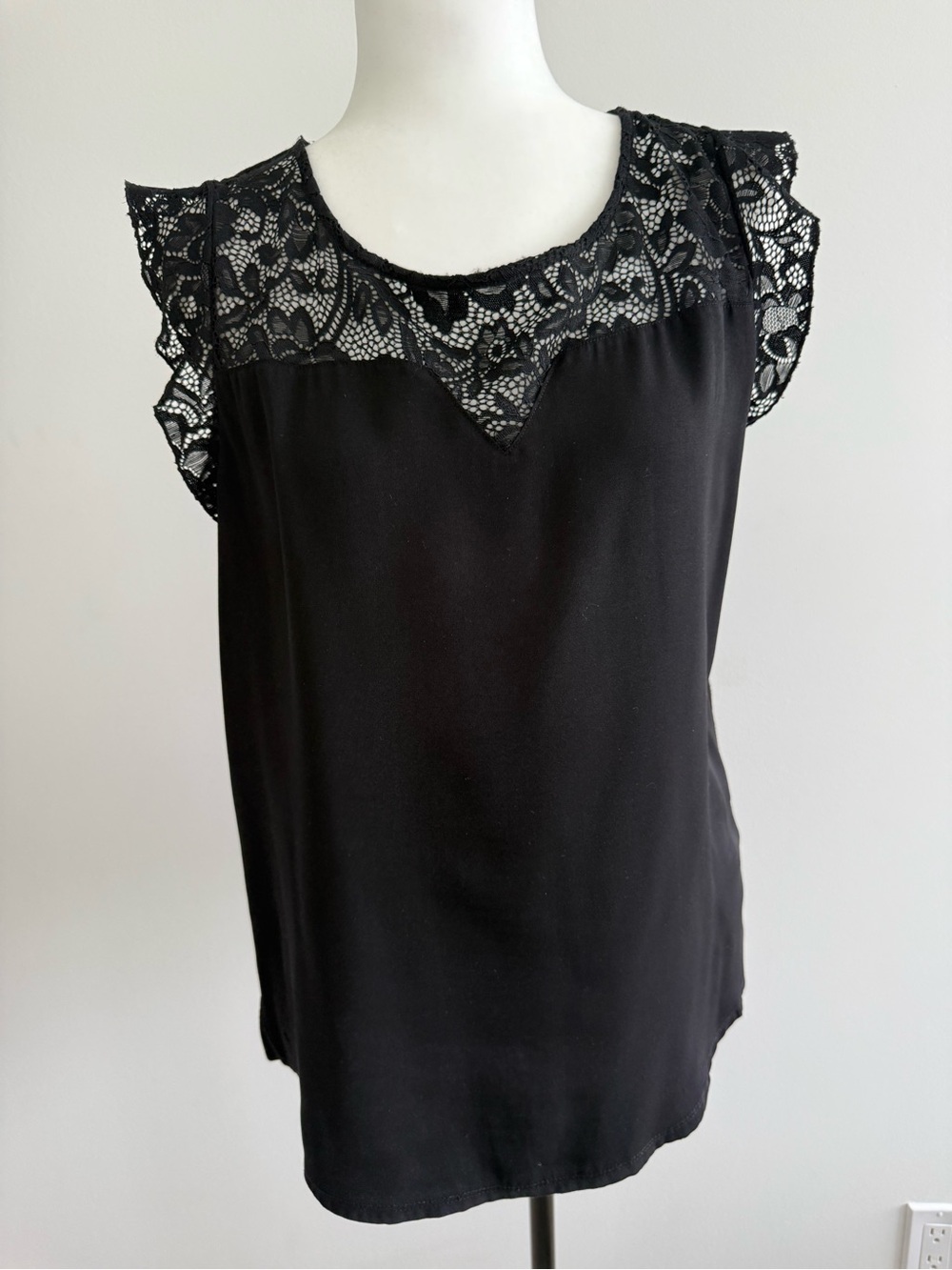 RW&CO. Black Lace Yoke Cap Sleeve Blouse